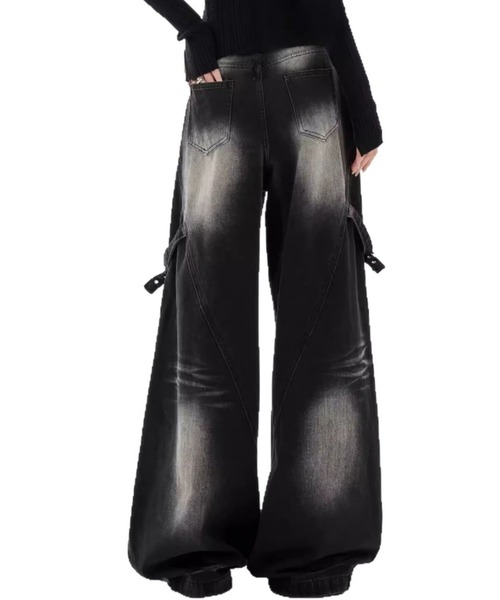 lilful(リルフル)の「ウォッシュ加工 カーブデニムパンツ(デニムパンツ・レディース・ブラック・M/L)」の4枚目の写真