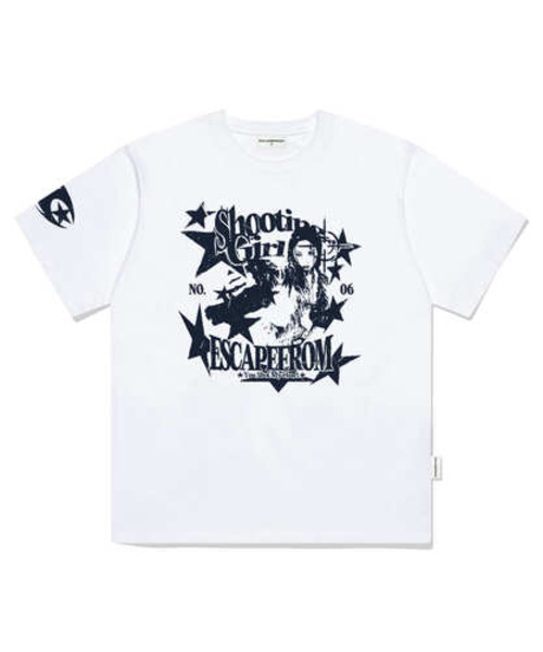 ESCAPEFROM(エスケープフロム)の「シューティングガールプリントオーバーサイズ半袖Tシャツホワイト(Tシャツ/カットソー・レディース・その他・MEDIUM/LARGE/SMALL)」の2枚目の写真