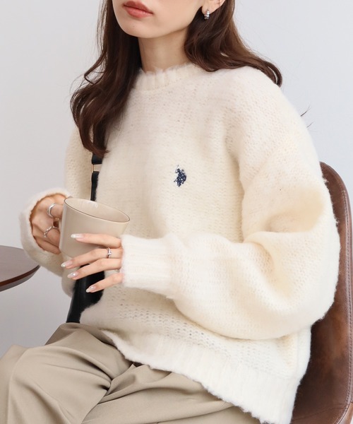 U.S. POLO ASSN.（ユーエスポロアッスン）の「【U.S. POLO ASSN./ユーエスポロアッスン】別注 刺繍ロゴ クルーネックセーター（ニット/セーター・レディース・オフホワイト/グレー/レッド/ピンク/ネイビー・M/L/S）」の2枚目の写真