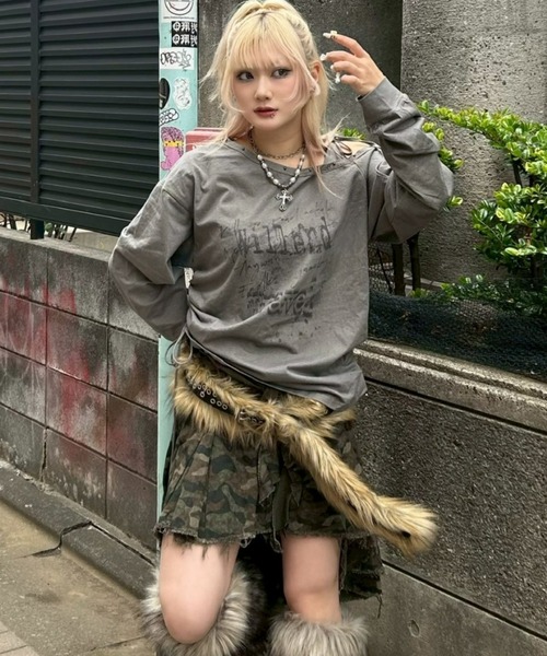 Never mind the XU（ネバーマインドザエックスユー）の「【Never mind the XU】one shoulder long sleeve / 【ネバーマインド ザ エックスユー】ワンショルダー長袖トップス  <着用動画あり>（Tシャツ/カットソー・レディース・ホワイト/グレー・ONE SIZE）」の2枚目の写真