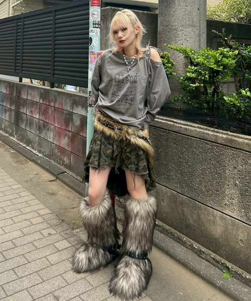 Never mind the XU（ネバーマインドザエックスユー）の「【Never mind the XU】one shoulder long sleeve / 【ネバーマインド ザ エックスユー】ワンショルダー長袖トップス  <着用動画あり>（Tシャツ/カットソー・レディース・ホワイト/グレー・ONE SIZE）」の4枚目の写真