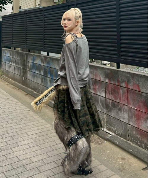 Never mind the XU（ネバーマインドザエックスユー）の「【Never mind the XU】one shoulder long sleeve / 【ネバーマインド ザ エックスユー】ワンショルダー長袖トップス  <着用動画あり>（Tシャツ/カットソー・レディース・ホワイト/グレー・ONE SIZE）」の6枚目の写真