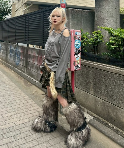 Never mind the XU（ネバーマインドザエックスユー）の「【Never mind the XU】one shoulder long sleeve / 【ネバーマインド ザ エックスユー】ワンショルダー長袖トップス  <着用動画あり>（Tシャツ/カットソー・レディース・ホワイト/グレー・ONE SIZE）」の5枚目の写真