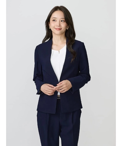 Perfect Suit FActory（パーフェクトスーツファクトリー）の「バックサテンジョーゼットスーツ　ノーカラージャケット　ベージュ/ネイビー/ブラック（ブラック）【マシンウォッシャブル】（ノーカラージャケット・レディース・ブラック/ベージュ/ネイビー・M/L）」の3枚目の写真