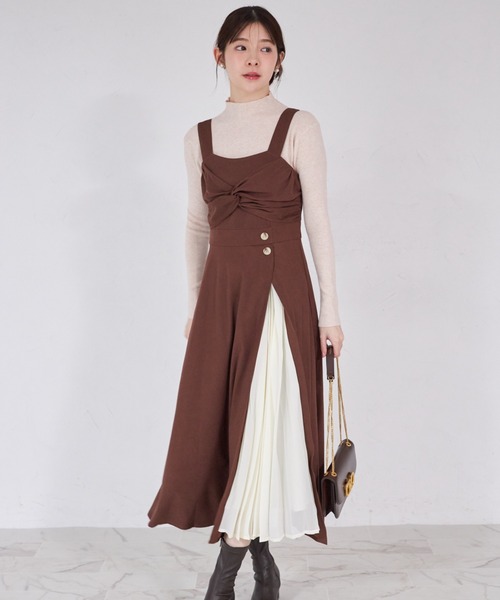 tocco closet（トッコ　クローゼット）の「【ZOZO限定】フロントリボンライクツイス切替プリーツスエードジャンパースカート（ジャンパースカート・レディース・ブラック/ブラウン・M）」の2枚目の写真