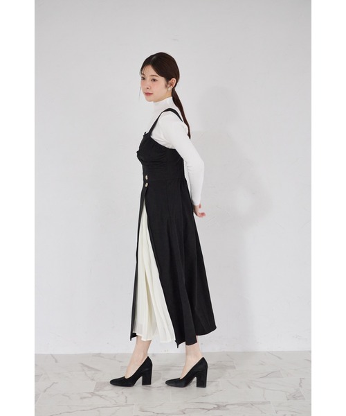 tocco closet（トッコ　クローゼット）の「【ZOZO限定】フロントリボンライクツイス切替プリーツスエードジャンパースカート（ジャンパースカート・レディース・ブラック/ブラウン・M）」の6枚目の写真