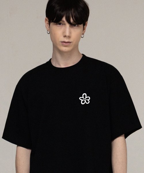 GRAVER（グレーバー）の「[ユニセックス]スモールスプレーフラワースマイル半袖Tシャツ_ブラック（Tシャツ/カットソー・レディース・ブラック・SMALL/MEDIUM/LARGE/X-LARGE）」の2枚目の写真