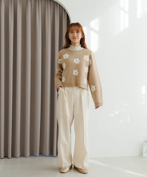 flower(フラワー)の「フラッフィーフラワーニット(ニット/セーター・レディース・ベージュ/ネイビー・FREE)」の4枚目の写真