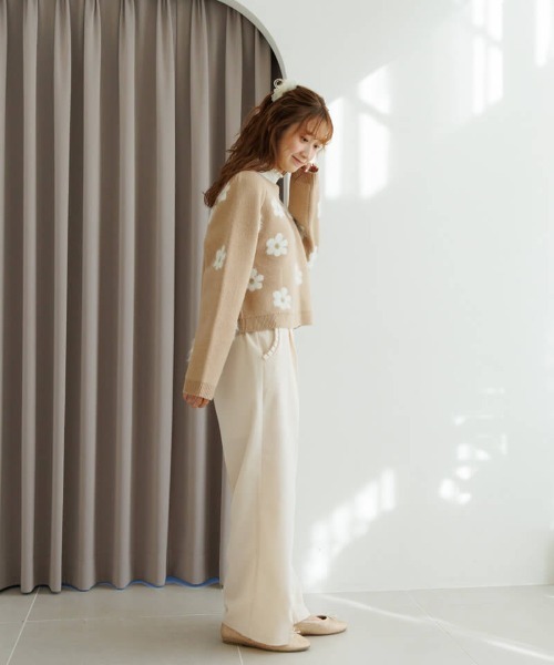 flower(フラワー)の「フラッフィーフラワーニット(ニット/セーター・レディース・ベージュ/ネイビー・FREE)」の5枚目の写真