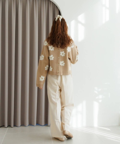 flower(フラワー)の「フラッフィーフラワーニット(ニット/セーター・レディース・ベージュ/ネイビー・FREE)」の6枚目の写真