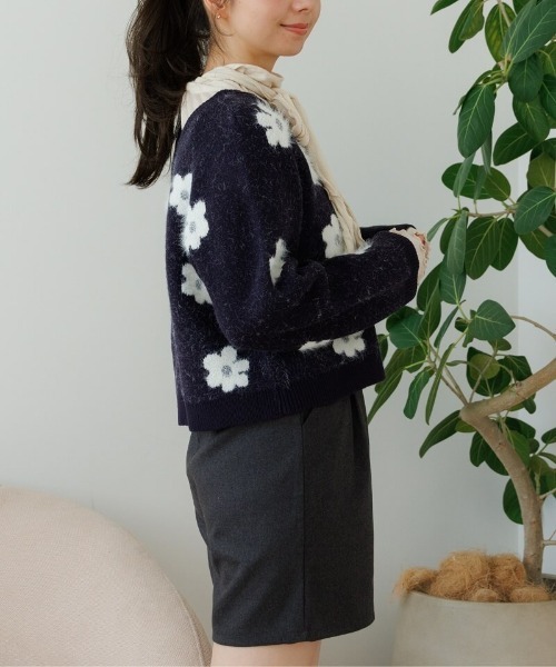 flower(フラワー)の「フラッフィーフラワーニット(ニット/セーター・レディース・ベージュ/ネイビー・FREE)」の8枚目の写真