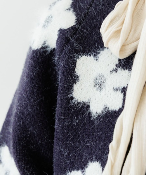 flower(フラワー)の「フラッフィーフラワーニット(ニット/セーター・レディース・ベージュ/ネイビー・FREE)」の14枚目の写真