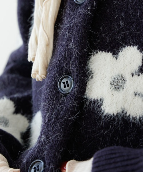 flower(フラワー)の「フラッフィーフラワーニット(ニット/セーター・レディース・ベージュ/ネイビー・FREE)」の15枚目の写真