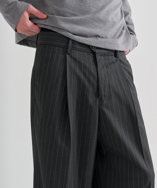 JUAN HOMME(ジュアンオム)の「ピンストライプワイドトラウザー(チャコール)(スラックス・メンズ・チャコール・SMALL/MEDIUM/LARGE)」の3枚目の写真