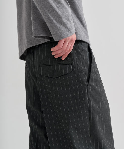 JUAN HOMME(ジュアンオム)の「ピンストライプワイドトラウザー(チャコール)(スラックス・メンズ・チャコール・SMALL/MEDIUM/LARGE)」の2枚目の写真