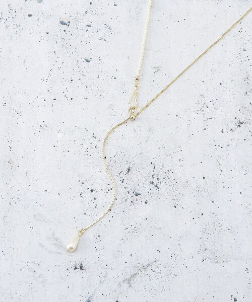 THE SHOP TK （ザ ショップ ティーケー ）の「華奢パール調Y字ネックレス（ネックレス・レディース・シルバー/ゴールド・00）」の4枚目の写真