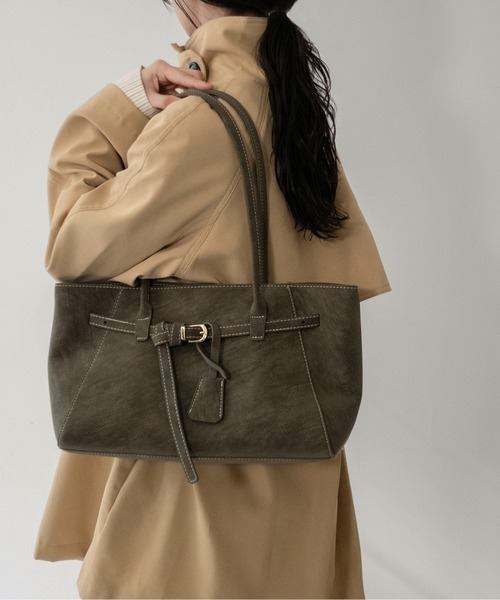 on:nue（オンニュ）の「【on:nue】ベルテッドレザーライクショルダーバッグ  /2026 SS COLLECTION（ショルダーバッグ・レディース・ダークグレー/キャメル/カーキ・FREE）」の3枚目の写真