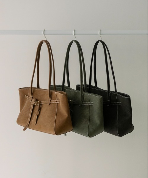 on:nue（オンニュ）の「【on:nue】ベルテッドレザーライクショルダーバッグ  /2026 SS COLLECTION（ショルダーバッグ・レディース・ダークグレー/キャメル/カーキ・FREE）」の2枚目の写真