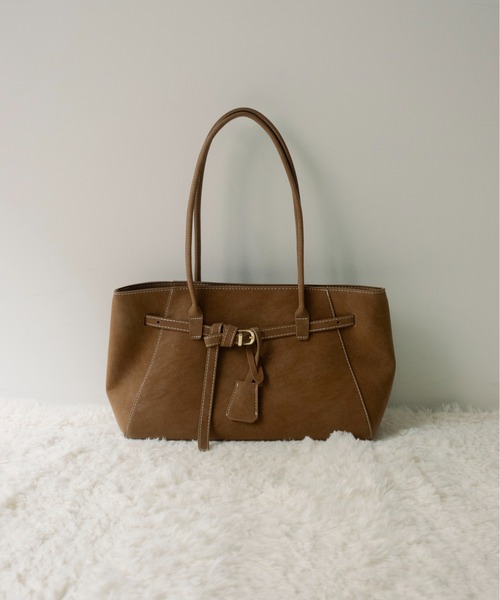 on:nue（オンニュ）の「【on:nue】ベルテッドレザーライクショルダーバッグ  /2026 SS COLLECTION（ショルダーバッグ・レディース・ダークグレー/キャメル/カーキ・FREE）」の20枚目の写真