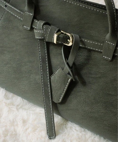 on:nue（オンニュ）の「【on:nue】ベルテッドレザーライクショルダーバッグ  /2026 SS COLLECTION（ショルダーバッグ・レディース・ダークグレー/キャメル/カーキ・FREE）」の13枚目の写真