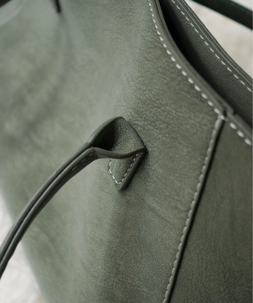on:nue（オンニュ）の「【on:nue】ベルテッドレザーライクショルダーバッグ  /2026 SS COLLECTION（ショルダーバッグ・レディース・ダークグレー/キャメル/カーキ・FREE）」の14枚目の写真