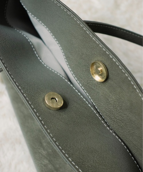 on:nue（オンニュ）の「【on:nue】ベルテッドレザーライクショルダーバッグ  /2026 SS COLLECTION（ショルダーバッグ・レディース・ダークグレー/キャメル/カーキ・FREE）」の15枚目の写真