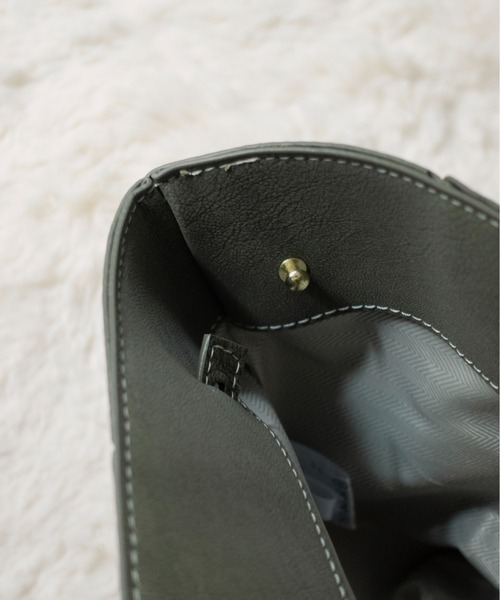 on:nue（オンニュ）の「【on:nue】ベルテッドレザーライクショルダーバッグ  /2026 SS COLLECTION（ショルダーバッグ・レディース・ダークグレー/キャメル/カーキ・FREE）」の17枚目の写真