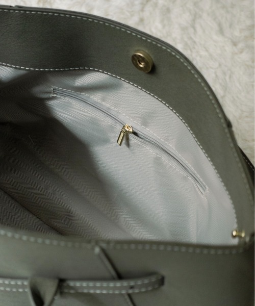 on:nue（オンニュ）の「【on:nue】ベルテッドレザーライクショルダーバッグ  /2026 SS COLLECTION（ショルダーバッグ・レディース・ダークグレー/キャメル/カーキ・FREE）」の18枚目の写真