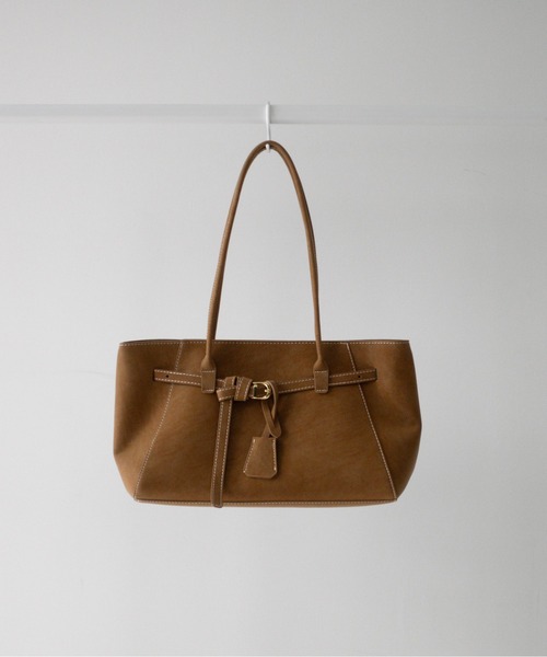 on:nue（オンニュ）の「【on:nue】ベルテッドレザーライクショルダーバッグ  /2026 SS COLLECTION（ショルダーバッグ・レディース・ダークグレー/キャメル/カーキ・FREE）」の21枚目の写真