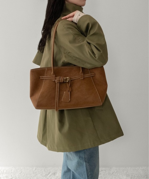 on:nue（オンニュ）の「【on:nue】ベルテッドレザーライクショルダーバッグ  /2026 SS COLLECTION（ショルダーバッグ・レディース・ダークグレー/キャメル/カーキ・FREE）」の4枚目の写真