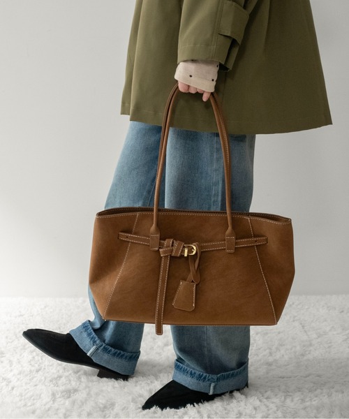 on:nue（オンニュ）の「【on:nue】ベルテッドレザーライクショルダーバッグ  /2026 SS COLLECTION（ショルダーバッグ・レディース・ダークグレー/キャメル/カーキ・FREE）」の5枚目の写真