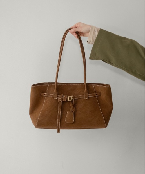 on:nue（オンニュ）の「【on:nue】ベルテッドレザーライクショルダーバッグ  /2026 SS COLLECTION（ショルダーバッグ・レディース・ダークグレー/キャメル/カーキ・FREE）」の6枚目の写真