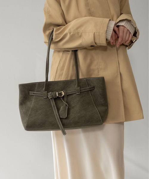 on:nue（オンニュ）の「【on:nue】ベルテッドレザーライクショルダーバッグ  /2026 SS COLLECTION（ショルダーバッグ・レディース・ダークグレー/キャメル/カーキ・FREE）」の8枚目の写真