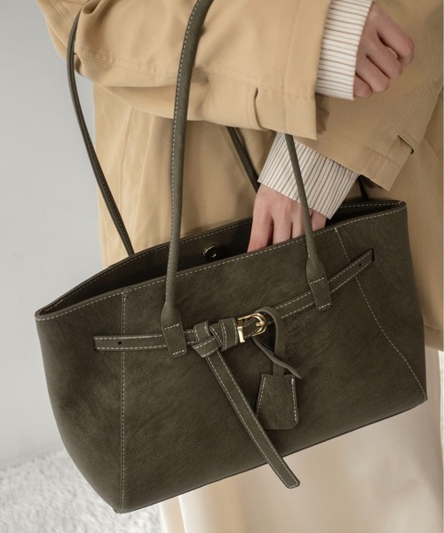 on:nue（オンニュ）の「【on:nue】ベルテッドレザーライクショルダーバッグ  /2026 SS COLLECTION（ショルダーバッグ・レディース・ダークグレー/キャメル/カーキ・FREE）」の9枚目の写真