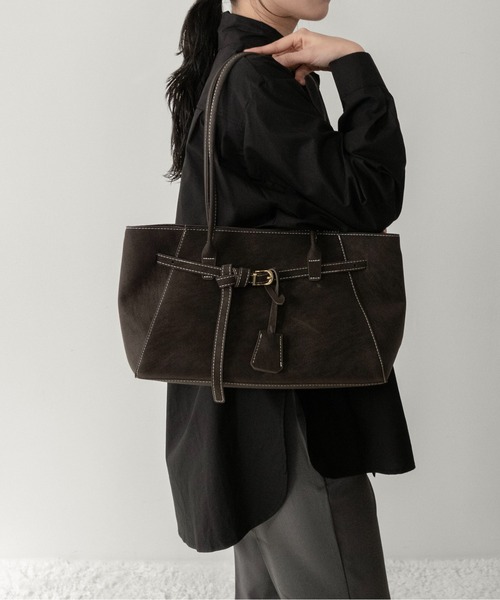 on:nue（オンニュ）の「【on:nue】ベルテッドレザーライクショルダーバッグ  /2026 SS COLLECTION（ショルダーバッグ・レディース・ダークグレー/キャメル/カーキ・FREE）」の10枚目の写真