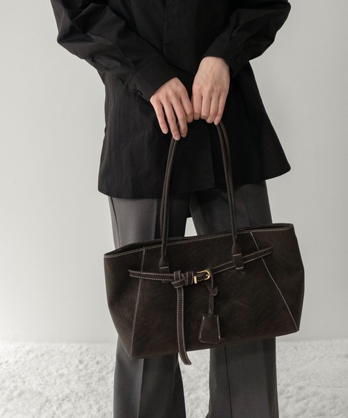 on:nue（オンニュ）の「【on:nue】ベルテッドレザーライクショルダーバッグ  /2026 SS COLLECTION（ショルダーバッグ・レディース・ダークグレー/キャメル/カーキ・FREE）」の11枚目の写真