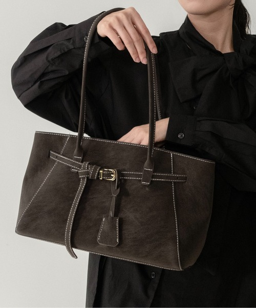 on:nue（オンニュ）の「【on:nue】ベルテッドレザーライクショルダーバッグ  /2026 SS COLLECTION（ショルダーバッグ・レディース・ダークグレー/キャメル/カーキ・FREE）」の12枚目の写真