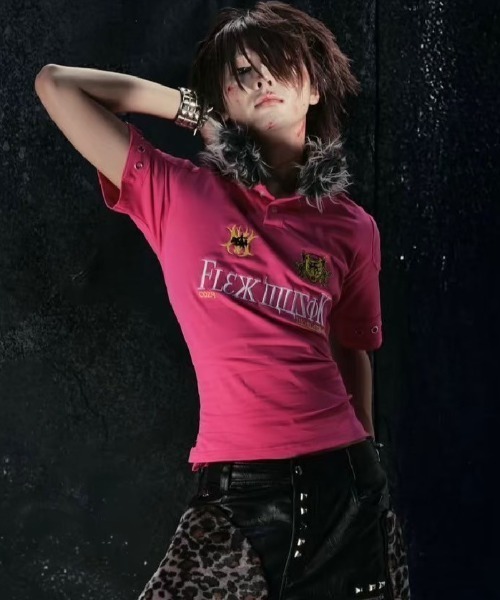 COZY WORLDWIDE(コージーワールドワイド)の「【Cozy world Wide】"BBY TECHBOI" FUR POLO / 【コージーワールドワイド】ロゴグラフィックファーカラー半袖ポロシャツ(ポロシャツ・メンズ・ブラック/ピンク・S/M)」の2枚目の写真
