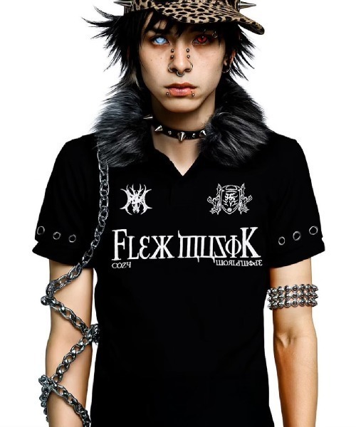 COZY WORLDWIDE(コージーワールドワイド)の「【Cozy world Wide】"BBY TECHBOI" FUR POLO / 【コージーワールドワイド】ロゴグラフィックファーカラー半袖ポロシャツ(ポロシャツ・メンズ・ブラック/ピンク・S/M)」の1枚目の写真