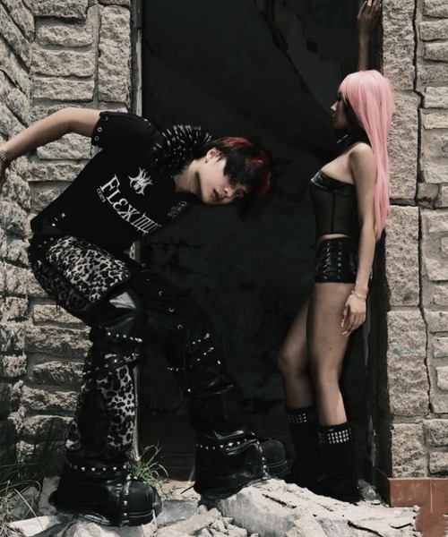 COZY WORLDWIDE(コージーワールドワイド)の「【Cozy world Wide】"BBY TECHBOI" FUR POLO / 【コージーワールドワイド】ロゴグラフィックファーカラー半袖ポロシャツ(ポロシャツ・メンズ・ブラック/ピンク・S/M)」の4枚目の写真