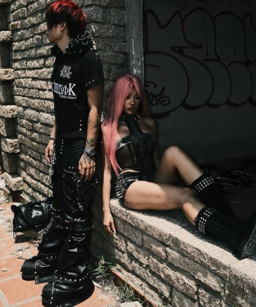 COZY WORLDWIDE(コージーワールドワイド)の「【Cozy world Wide】"BBY TECHBOI" FUR POLO / 【コージーワールドワイド】ロゴグラフィックファーカラー半袖ポロシャツ(ポロシャツ・メンズ・ブラック/ピンク・S/M)」の5枚目の写真