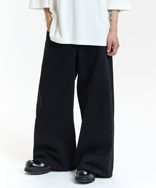 VONVAT(ヴォンバト)の「Signature Pocket Wide Denim (Black)(デニムパンツ・レディース・ブラック・FREE)」の2枚目の写真