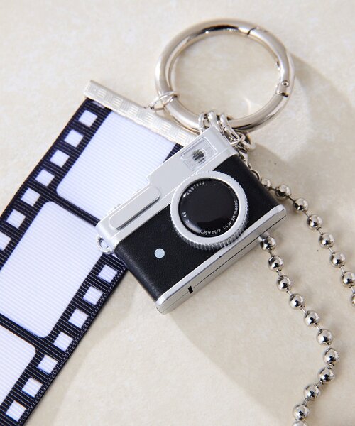 ear PAPILLONNER(イアパピヨネ)の「ネガフィルムストラップ/ チャーム(チャーム・レディース・ブラック・FREE)」の4枚目の写真