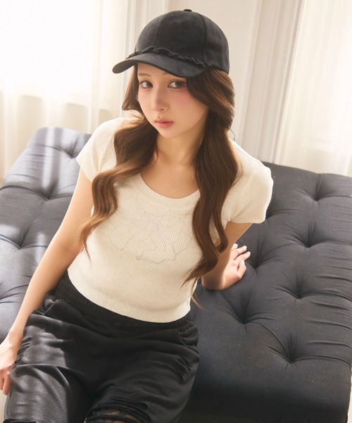 TITTY&CO.(ティティーアンドコー)の「スウェード調フリルキャップ(キャップ・レディース・ベージュ/ブラウン/ブラック/クリーム・FREE)」の1枚目の写真