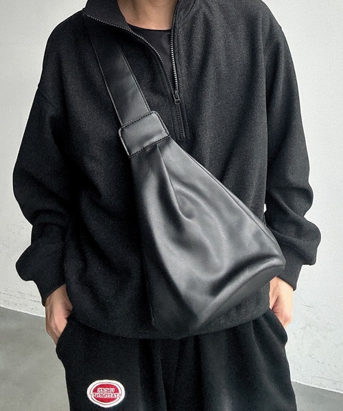 UNDERSTATEMENTs(アンダーステイトメント)の「【ユニセックス】ミニマルクロスボディバッグ(ボディバッグ/ウエストポーチ・メンズ・ブラック・FREE)」の6枚目の写真