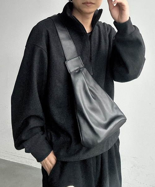 UNDERSTATEMENTs(アンダーステイトメント)の「【ユニセックス】ミニマルクロスボディバッグ(ボディバッグ/ウエストポーチ・メンズ・ブラック・FREE)」の8枚目の写真
