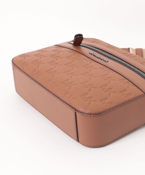 MICHAEL KORS(マイケルコース)の「JET SET ロゴエンボス レザー クロスボディ(ショルダーバッグ・メンズ・ブラウン系・FREE)」の7枚目の写真