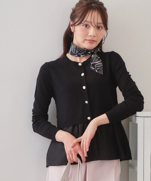 index（インデックス）の「ペプラムレイヤード多釦カーディガン【洗濯機OK】（カーディガン/ボレロ・レディース・アイボリー/ブラック/サックスブルー・36/38/40/42）」の2枚目の写真