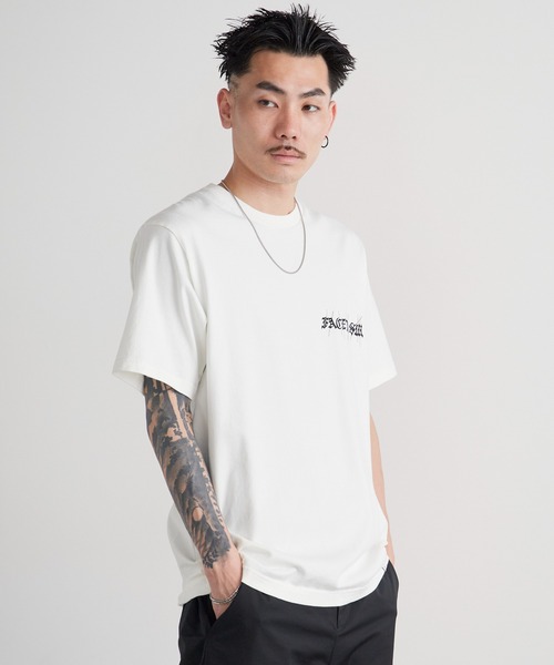 FACETASM（ファセッタズム）の「FACETASM/ファセッタズム オールドイングリッシュ ブランドロゴ クルーネック Tシャツ 2026年春夏（Tシャツ/カットソー・メンズ・ホワイト/チャコールグレー・3/4/5）」の5枚目の写真
