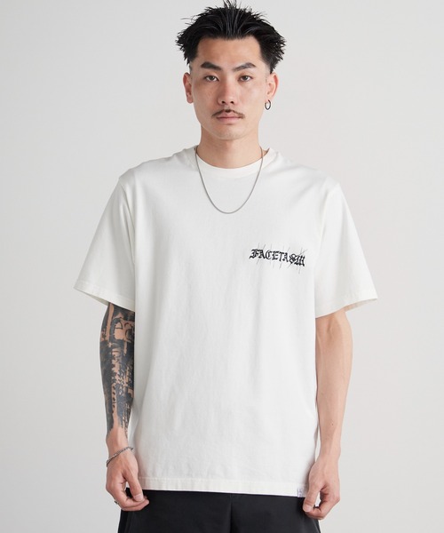 FACETASM（ファセッタズム）の「FACETASM/ファセッタズム オールドイングリッシュ ブランドロゴ クルーネック Tシャツ 2026年春夏（Tシャツ/カットソー・メンズ・ホワイト/チャコールグレー・3/4/5）」の7枚目の写真